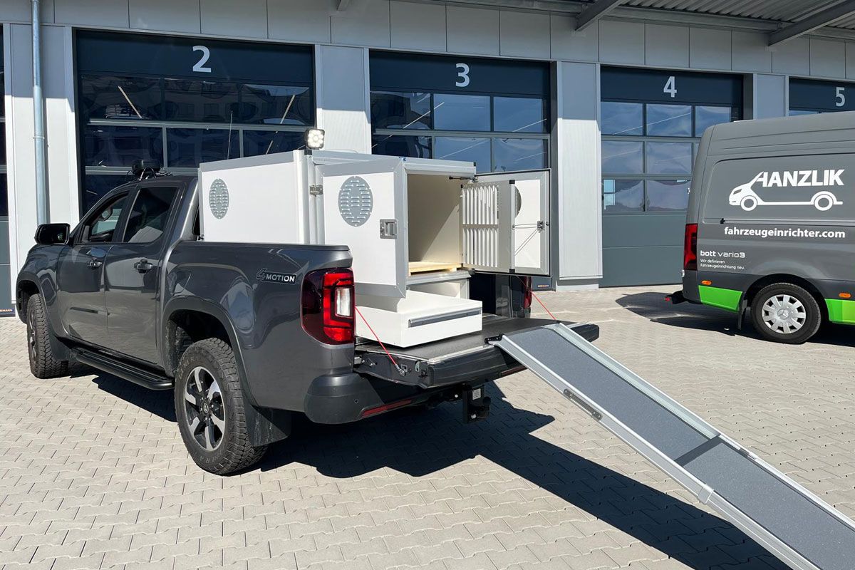 VW Amarok mit Doppel-Hundebox
