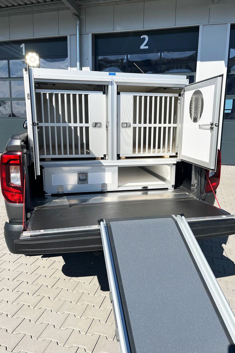 VW Amarok mit Doppel-Hundebox