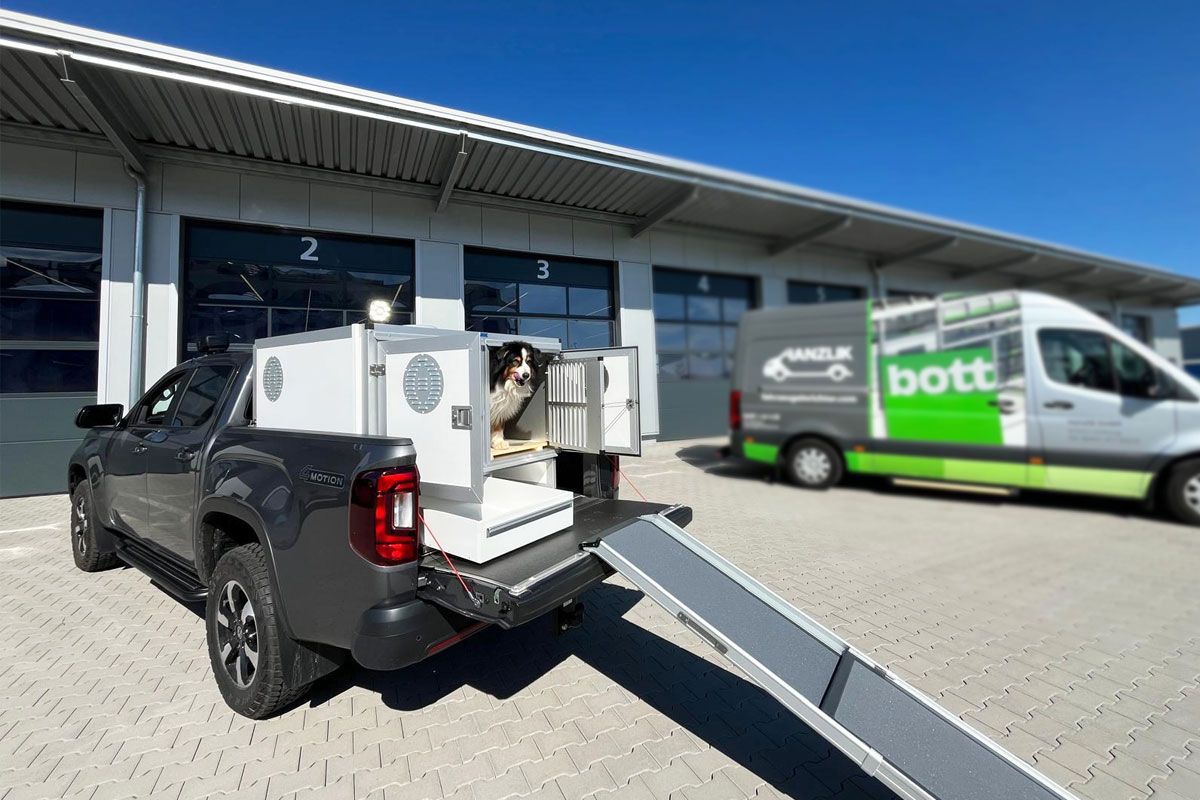 VW Amarok mit Doppel-Hundebox