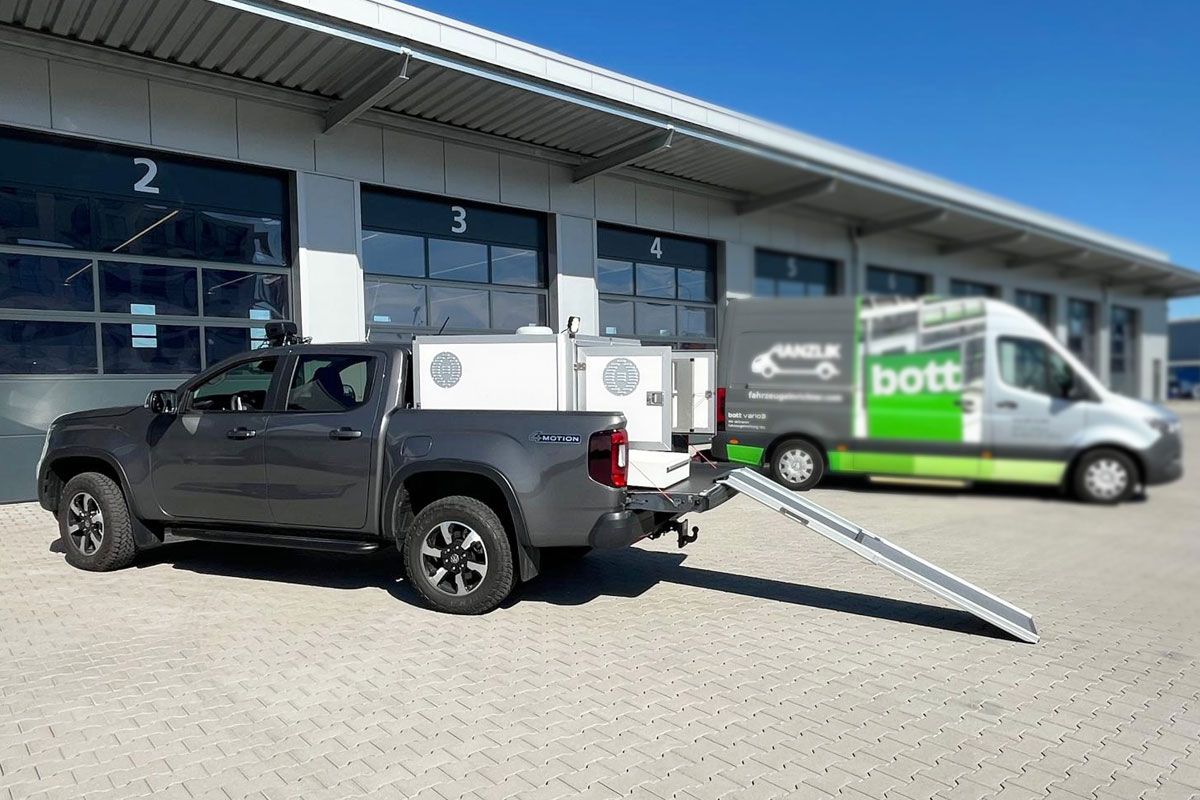 VW Amarok mit Doppel-Hundebox
